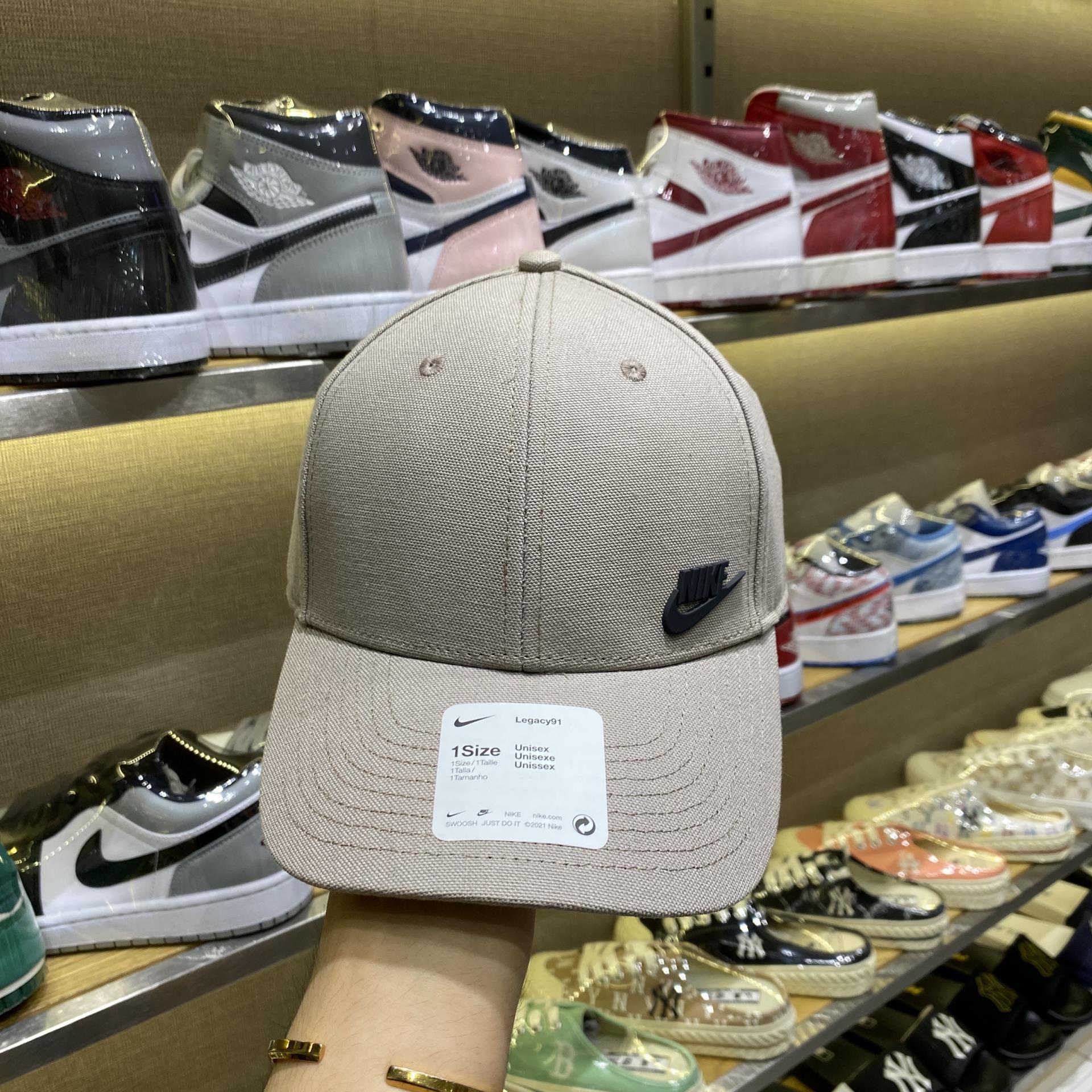 Giày thể thao, Balo thể thao, Nón thể thao, Thương hiệu giày nổi tiếng, Giày Adidas, Giày Nike, Balo Nike, Balo Adidas, Nón Nike, Nón Adidas