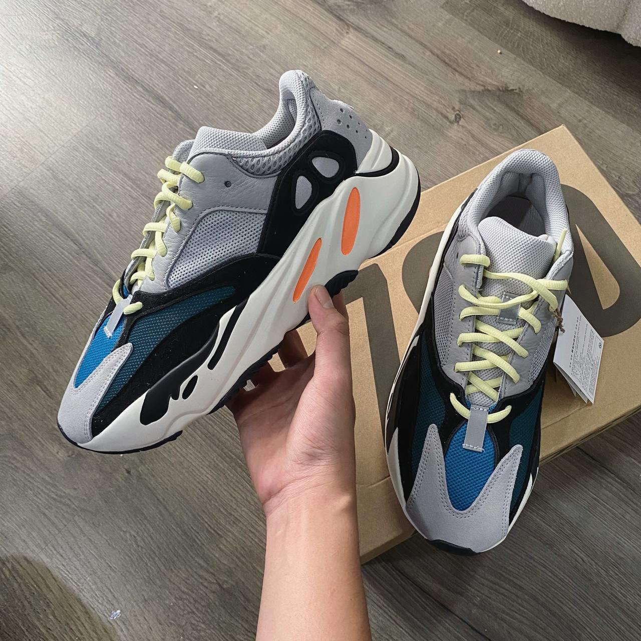 Adidas yeezy 700 giá hotsell