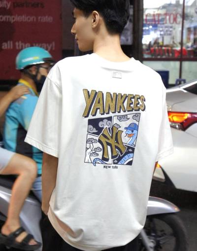 21739 -Áo thun MLB New York Yankees Snake New Year 2025 ''Cream'' [3ATSQ0251 50CRS]