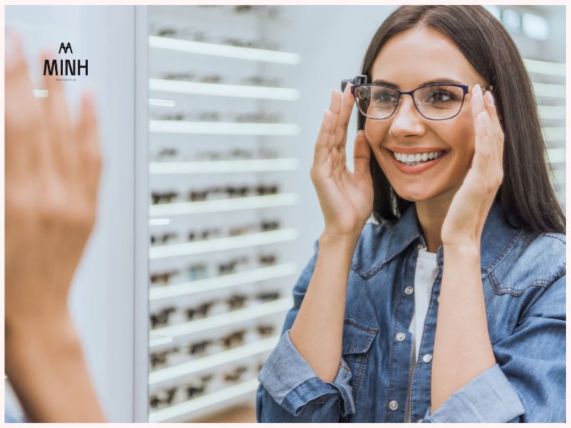 Nên đeo kính bằng 2 tay để giữ form kính 