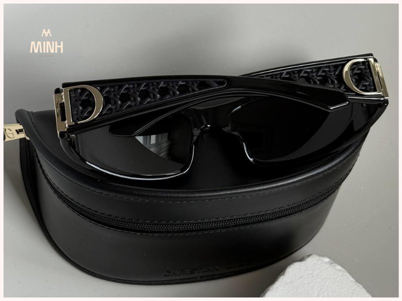 Bản lề của kính Dior thiệt được gia công tỉ mỉ và mượt mà 
