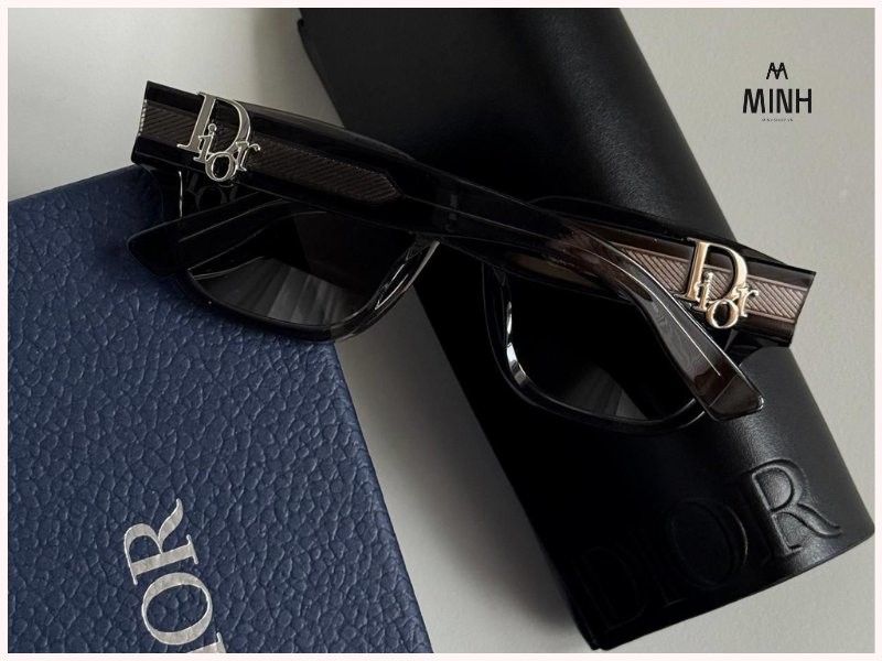 Hộp đựng của Dior có thiết kế tinh tế và sang trọng 