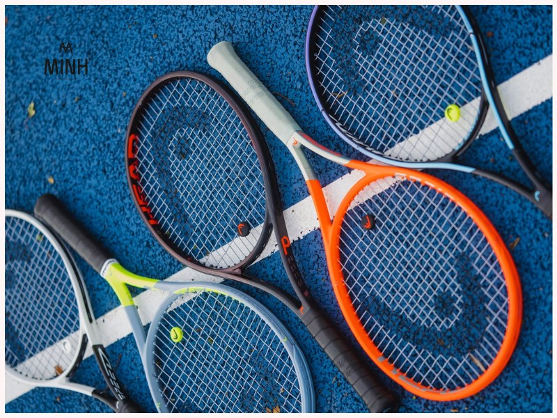 Tennis sử dụng vợt truyền thống có khung lớn và mặt lưới căng dây