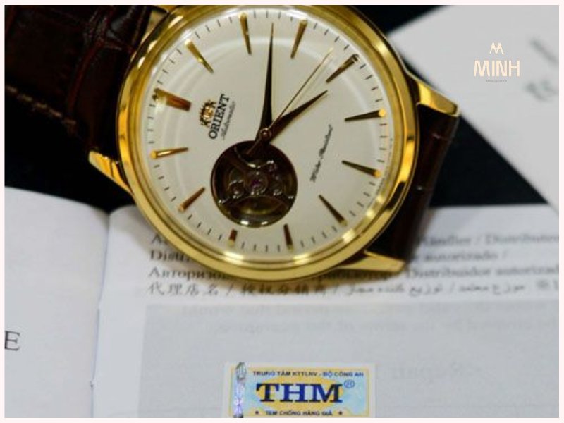 Kiểm tra tem được dán trên đồng hồ 