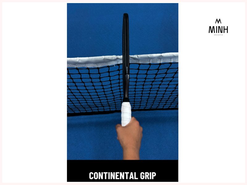 Cầm vợt kiểu Continental Grip rất phổ biến nhất trong phòng ngự 