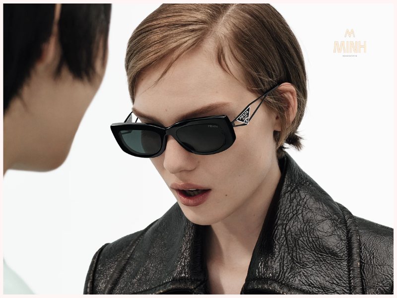 Thiết kế của kính Prada mang đậm dấu ấn thương hiệu 