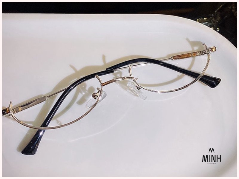 Kính Bayonetta nửa gọng đầy phá cách 