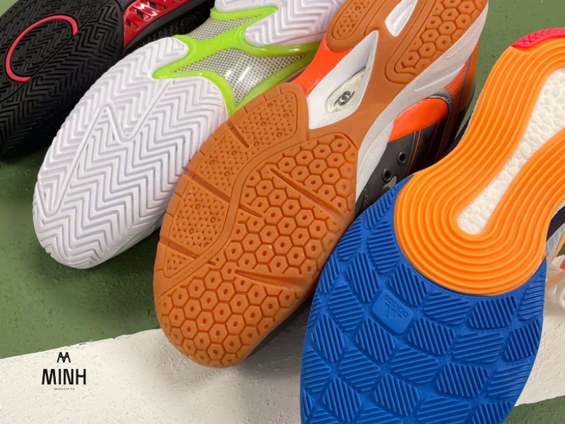 Đế giày Pickleball sẽ có hoa văn hỗ trợ di chuyển ngang 