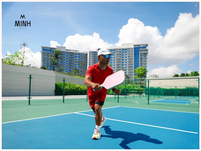 Nhiều người chơi Pickleball thường mắc lỗi cầm vợt quá chặt 