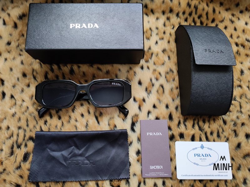 Logo Prada xuất hiện rõ ràng ở cả nắp lẫn đáy hộp