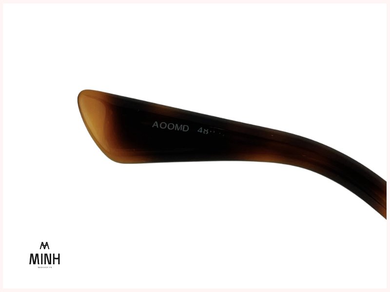 Mỗi chiếc kính Dior chính hãng đều đi kèm mã vạch riêng biệt