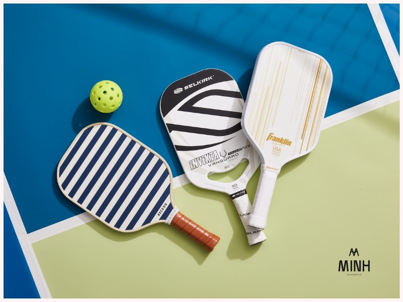 Vợt Pickleball thường nhỏ và nhẹ hơn vợt Tennis