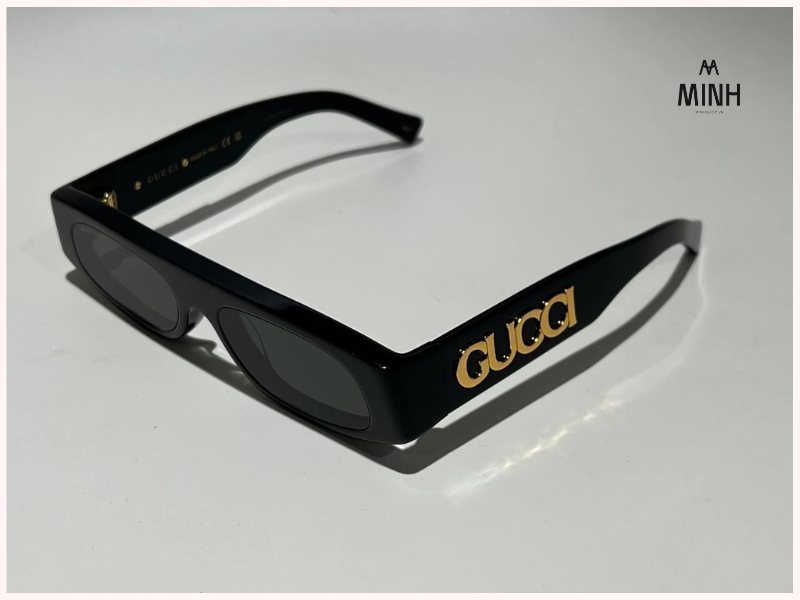 Bản lề kính Gucci thật đem lại cảm giác đóng mở mượt mà 