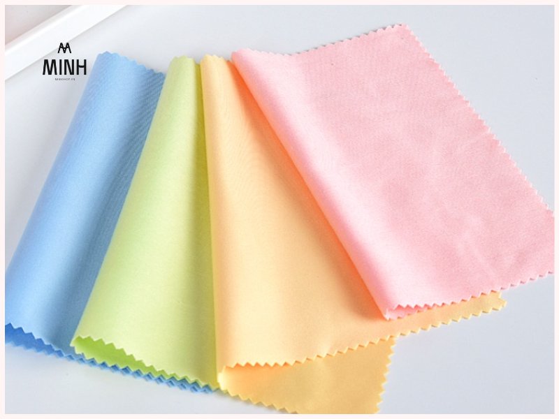 Vệ sinh khăn lau kính định kỳ 