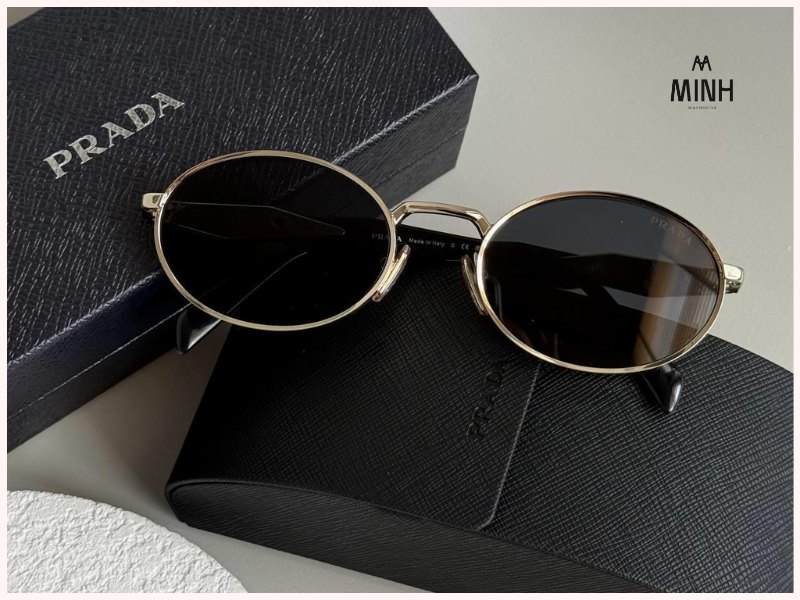 Mặt vuông, mũi thấp nên ưu tiên kính gọng oval trendy